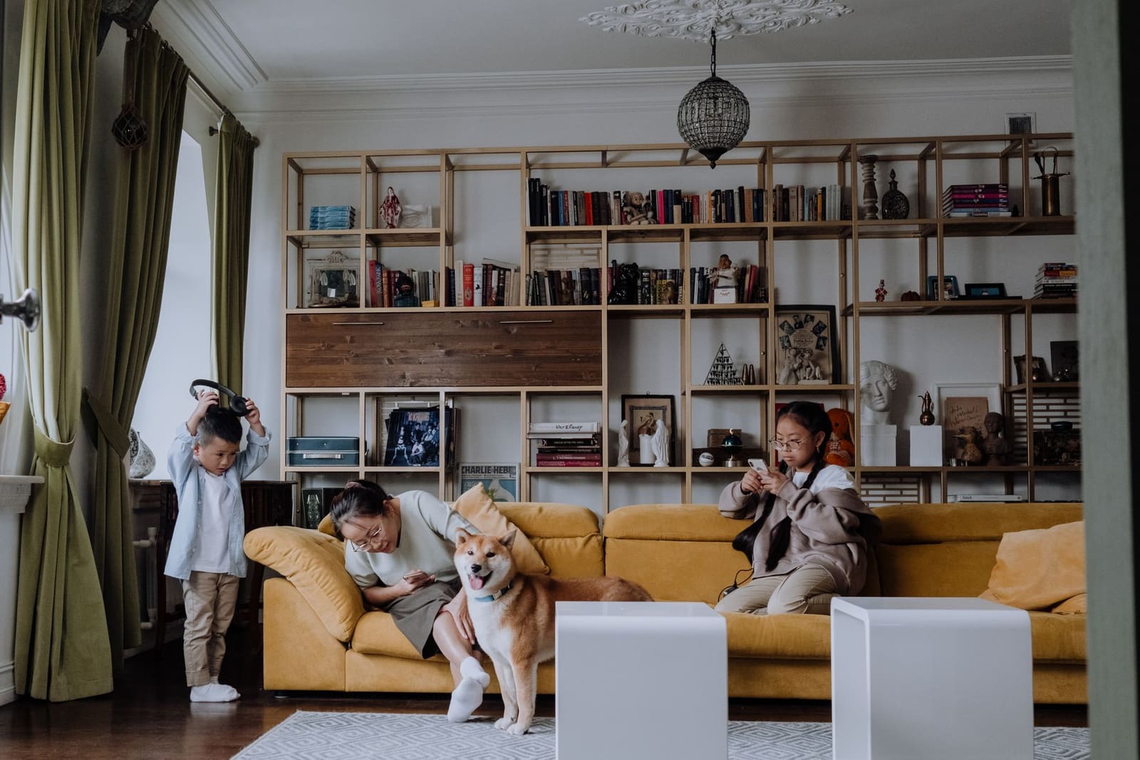 Familia acariciando a un perro y un gato adoptados en el salón de casa