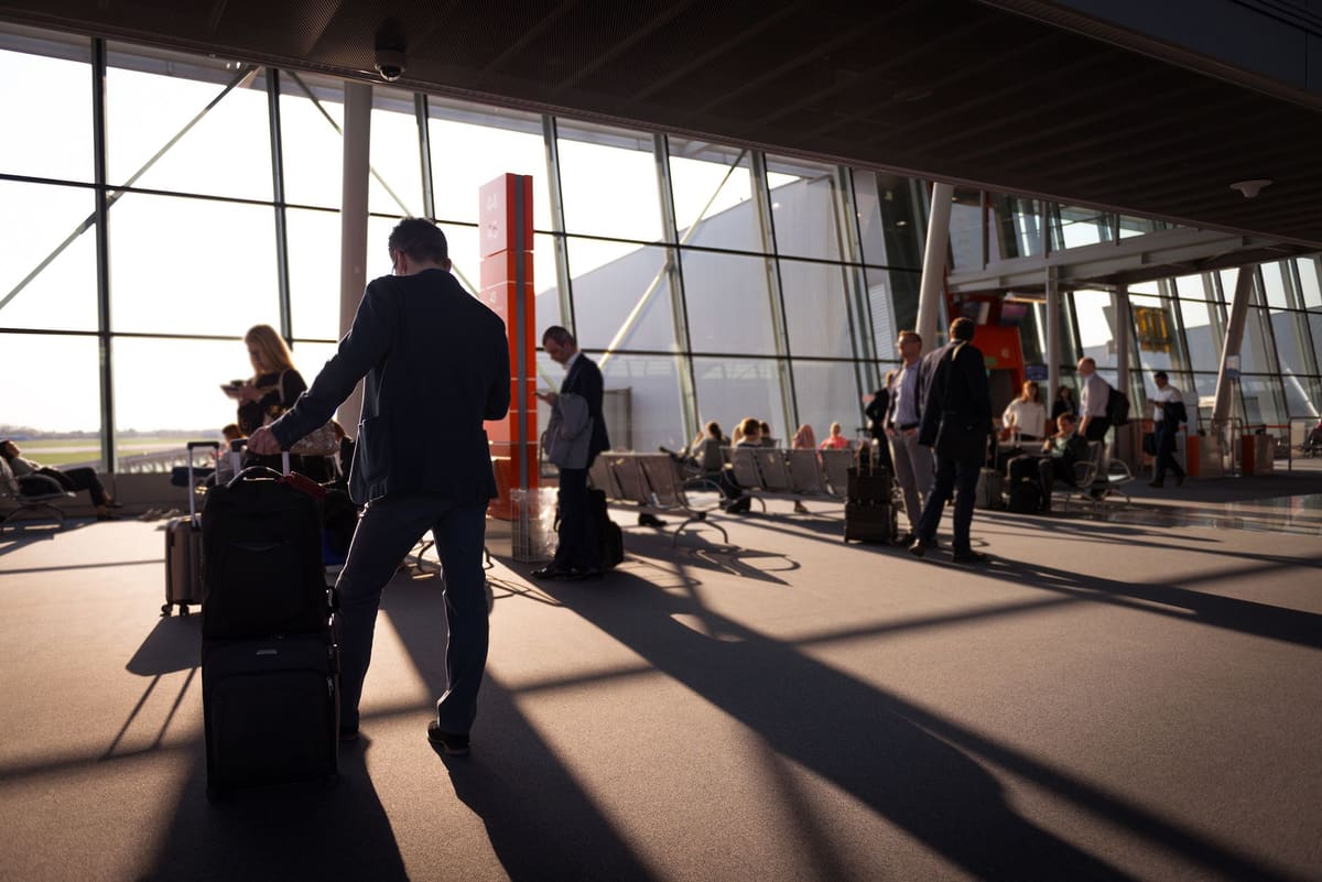 Transportín perro grande homologado con etiqueta de ventilación en aeropuerto